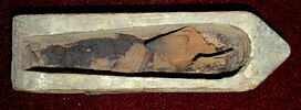sarcophage miniature ; élément momifié ; tissu ; figurine d'Osiris à l'obélisque, image 1/3