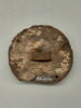 couvercle de boîte circulaire à bouton central  ; couvercle de boîte bombé, image 3/4