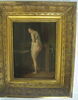 Jeune femme demi-nue se chauffant près d'une cheminée, image 1/2