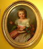 Portrait d'une petite fille jouant avec sa poupée et avec une petite perruche, image 2/2