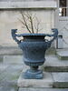 Vase à décor losangé et à têtes de loup d'après les modèles du parterre du midi à Versailles, image 1/2