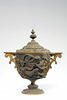 Vase à anse avec couvercle orné de scènes en relief à l'antique, image 2/4