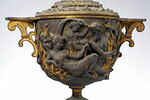 Vase à anse avec couvercle orné de scènes en relief à l'antique, image 3/4