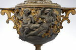 Vase à anse avec couvercle orné de scènes en relief à l'antique, image 4/4