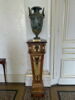 Vase en forme d'urne avec anses en forme de serpent et guirlande de fleurs, image 2/2