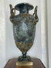 Vase en forme d'urne avec anses en forme de serpent et guirlande de fleurs, image 1/2