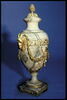 Vase de style Louis XVI avec couvercle, orné de têtes de béliers et de guirlandes, image 2/2