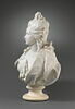 Femme avec un rang de perles dans les cheveux et une rose dans la draperie, image 2/4