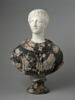 Femme coiffée et vêtue à l'antique, image 3/5