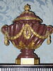 Vase à godrons avec guirlandes de bronze doré, image 2/2