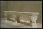 Banc composé de trois pieds ornés de coquilles et d'une plaque de marbre, image 4/4