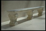 Banc composé de trois pieds ornés de coquilles et d'une plaque de marbre, image 3/4