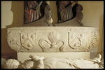 Sarcophage soutenant les statues priantes des Commynes, image 3/6