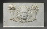 Panneau décoré d'un mufle de lion encadré par deux cornes d'abondance, image 1/2