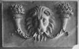 Panneau décoré d'un mufle de lion encadré par deux cornes d'abondance, image 2/2