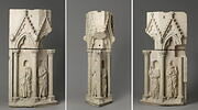 Piédestal décoré de quatre figures de prophètes, sous des arcatures, image 1/18