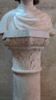 Colonne composée d'une base, d'un fût et d'un chapiteau à décor de feuilles d'acanthe, d'oiseaux et de petites vasques, image 2/4