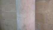 Colonne composée d'une base, d'un fût et d'un chapiteau à décor de feuilles d'acanthe, d'oiseaux et de petites vasques, image 3/4