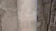 Colonne composée d'une base, d'un fût et d'un chapiteau à décor de feuilles d'acanthe, d'oiseaux et de petites vasques, image 2/4