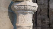 Colonne composée d'une base, d'un fût et d'un chapiteau à décor de feuilles d'acanthe, d'oiseaux et de petites vasques, image 3/4