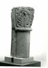 Fragment de colonnette d'applique, avec son chapiteau décoré de palmettes, image 3/3