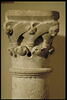 Colonnette, base et chapiteau décoré de feuilles plates, image 3/8