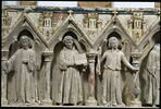 Trois anges et trois clercs, sous des arcatures, image 7/7