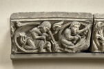 Deux personnages, dont l'un joue du cor, dans des rinceaux, image 2/3