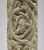 Colonne décorée de feuillage, de rinceaux habités et de galons perlés, image 3/23
