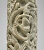 Colonne décorée de feuillage, de rinceaux habités et de galons perlés, image 4/23