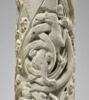 Colonne décorée de feuillage, de rinceaux habités et de galons perlés, image 5/23