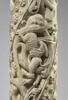 Colonne décorée de feuillage, de rinceaux habités et de galons perlés, image 8/23