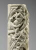 Colonne décorée de feuillage, de rinceaux habités et de galons perlés, image 10/23