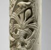 Colonne décorée de feuillage, de rinceaux habités et de galons perlés, image 11/23