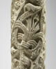 Colonne décorée de feuillage, de rinceaux habités et de galons perlés, image 12/23