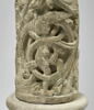 Colonne décorée de feuillage, de rinceaux habités et de galons perlés, image 19/23