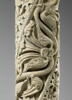 Colonne décorée de feuillage, de rinceaux habités et de galons perlés, image 20/23