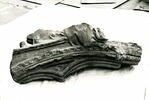 Fragment d'arcature sculpté sur quatre faces, décoré d'une tête encapuchonnée à pattes griffues, image 7/7
