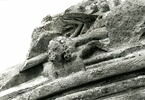 Fragment architectural sculpté sur quatre faces, décoré de moulures, de feuillage, de rosettes et d’un petit buste d’ange, image 9/9