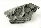 Fragment architectural sculpté sur deux faces, décoré de moulures, d'un trilobe et d'un polylobe inscrits dans des cercles, et d'une petite figure de lion, image 5/5
