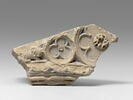 Fragment architectural sculpté sur deux faces, décoré de moulures, d'un trilobe et d'un polylobe inscrits dans des cercles, et d'une petite figure de lion, image 1/5