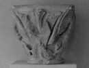 Fragment d'un chapiteau double (?) : l'Annonciation, la Visitation et décor végétal, image 6/7