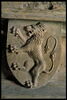 Socle timbré d'un écu portant un lion couronné passant sur la gauche, image 3/5