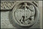 Partie gauche d’un linteau décoré de l’Agneau divin (autrefois au centre) et portant une inscription, image 4/6