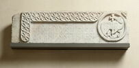 Partie gauche d’un linteau décoré de l’Agneau divin (autrefois au centre) et portant une inscription, image 2/6