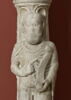 Colonne cannelée décorée d'un personnage tenant une banderole (prophète ou donateur ?), image 2/8