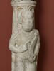 Colonne cannelée décorée d'un personnage tenant une banderole (prophète ou donateur ?), image 3/8