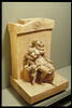 Une femme assise adossée à une stèle tenant deux enfants serrés contre elle un troisième est debout, image 7/10