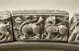 Un lion et un animal chimérique, dans des rinceaux, image 1/2