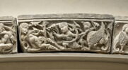 Une femme nue, un homme vêtu et un animal chimérique, dans des rinceaux, image 1/2